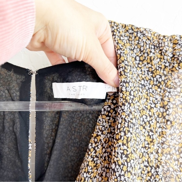 ASTR The Label Women’s Shirred Bottom Mini Dress Ruffles Deep-V Floral Small - Picture 6 of 9